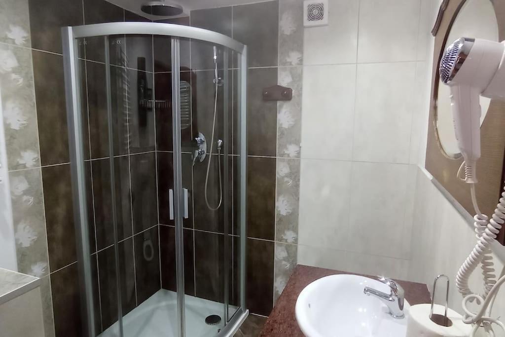 Spacious In District. Apartment Breslau